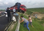 В Китае перевернулся грузовик с цыплятами